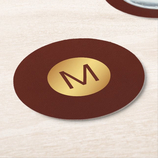 Elegant Faux Red Leather & Guld Monogram Initial Underlägg Papper Rund (Vinklad)