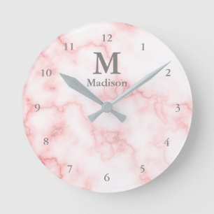 Elegant Faux Rosa Marble Grått Namn & Monogram Rund Klocka