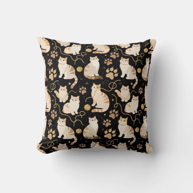 Elegant felines and sparkling gold yarn on black,  kudde (Framsida)