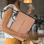 Elegant Feminin  Rosa och Mörk Röd typografi Laptop Fodral<br><div class="desc">En elegant, feminin laptop sleeve med rosa och mörk röd typografi. Sleeven har en mjuk bakgrund för rosa med röd snyggt-mörk och skapar en chic och ett modernt utseende. Typografin är sofistikerad och förfinad, vilket gör utformningen personlig. Den här laptop sleeve skyddar din enhet samtidigt som du utelämnar en luxuriös,...</div>