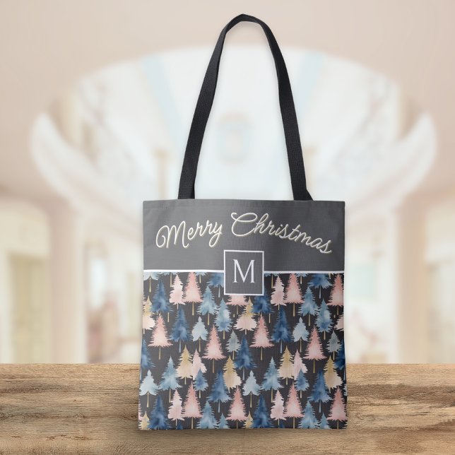 Elegant Festive Träd God jul Monogrammad Tygkasse (A festive tote with 'Merry Christmas', monogram, and pine trees pattern in a modern watercolor style)