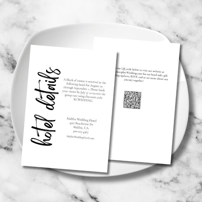 Elegant fet stil svart-vitt bröllopshotell tilläggskort (Elegant Bold Script Black and White Wedding Hotel Details Enclosure Card with QR Code.)