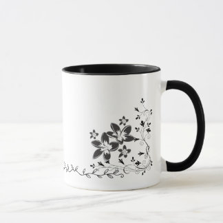 Elegant fjäril och blomstermotiv i linjekonst runt mugg