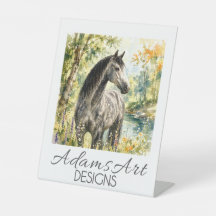 Elegant fläckig grå häst vid skogsström