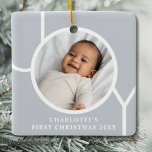 Elegant Flicka Första julfotfoto Grått Julgransprydnad Keramik<br><div class="desc">Den här eleganten dekoreras Flickans första julfoto Ornament med ord JOY på en grått-bakgrund. Anpassade enkelt med ditt foto,  namn och år.</div>