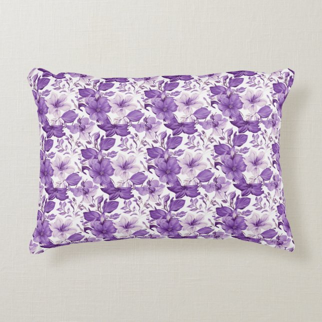 Elegant floral pattern in purple tones prydnadskudde (Framsidan)