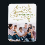 Elegant Flourish Season's Greetings Family Photo Magnet<br><div class="desc">Säsongens hälsningar! Skicka varmt hälsning den här säsongen med anpassadets fotomagnet från säsongen. Den har ett vismiskt skript med bladaccenter. Anpassa genom att lägga till ett eget foto,  namn och meddelande. Den här eleganten är Season Greetings-magnet på andra kardstockar.</div>