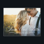 Elegant Flourt Script Photo Spara vårt datum Vykort<br><div class="desc">Meddela din bröllop-dejt till familj och vänner med elegantens foto att spara vykortet för datum. Den har ett blomstrande skriptöverlägg. Anpassa genom att lägga till egna foto- och bröllop-detaljer. Det här skriptet spara vårt vykort för datum är perfekt för alla bröllop-teman.</div>