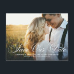 Elegant Flourt Script Photo Spara vårt datum Vykort<br><div class="desc">Meddela din bröllop-dejt till familj och vänner med elegantens foto att spara vykortet för datum. Den har ett blomstrande skriptöverlägg. Anpassa genom att lägga till egna foto- och bröllop-detaljer. Det här skriptet spara vårt vykort för datum är perfekt för alla bröllop-teman.</div>