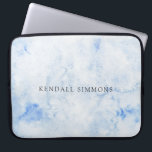 Elegant för blå vattenfärg<br><div class="desc">Elegant laptop sleeve med ditt namn över en handmålad blå vattenfärgsbakgrund.</div>