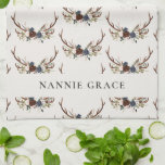 Elegant för blommigt av vattenfärg i burgundisk fl kökshandduk<br><div class="desc">Rustik bladmögel,  blommigt och stentagningsskannrar hemställer personifierar morsa,  pappa,  Gran,  moradfamiljens presenthandduvsaft. Med vackra blommigtar för vattenfärgsblad,  vita,  burglösa,  marinblå och blek rosa,  stag antlers,  kommer den här moderna rustiken att se klassande ut i ditt hem och underbar påminnelse om din speciella dag.</div>