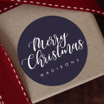 Elegant för EDITABEL FÄRG God jul Helgdag Runt Klistermärke<br><div class="desc">Modern jul | Helgdag Sticker med ett vackert handskript med texten "God jul". Skicka helgdag till din familj och dina vänner. Användan "Anpassa" om du vill ändra färg i bakgrunden. Matchande objekt är också tillgängliga.</div>