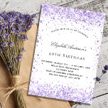 Elegant för födelsedagsaviolett lavender glitter-s inbjudningar<br><div class="desc">För en elegant 40:e (eller någon ålder) födelsedagsfest. En vit chic på framsidan. Dekorerad med violett faux glitter. Anpassa och lägg till information om namn och party. Namn är skrivet med ett handskript i stil Bakåt: violett bakgrund.</div>