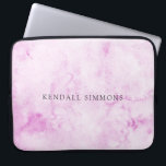 Elegant för rosa vattenfärg laptop fodral<br><div class="desc">Elegant laptop sleeve med ditt namn över en handmålad rosa vattenfärgsbakgrund.</div>