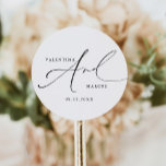 ELEGANT för VALENTINA Chic  Calligraphy-skript Brö Runt Klistermärke<br><div class="desc">Det här bröllop-klistermärket har ett handskrivet elegant-skript och en modern minimalistisk layout. Använda de här mallarna för att anpassa namn,  text,  teckensnitt,  teckensnitt,  färg och färg i bakgrunden så att de stämmer överens med händelsens stil. Pair med vad som helst i VALENTINA-samlingen för ett sammanhängande utseende.</div>