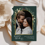 Elegant Forest Grönt Guld Arch Snö Overlay Photo Julkort<br><div class="desc">Den här designen har en modern grey arch med ett känsligt penseldrag från glitter ram och guld, och ett lätt dammdrag från snö vid grund i fotot. Om du vill göra avancerade ändringar väljer du alternativet "Klicka för att anpassa ytterligare" under "Anpassa den här mallen". Här kan du ändra text,...</div>