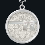 elegant formell vit damm snöre brocade silverpläterat halsband<br><div class="desc">Damask snöre - vit på vitt - Det här är en enkel vit lacy-dammkonstruktion.</div>
