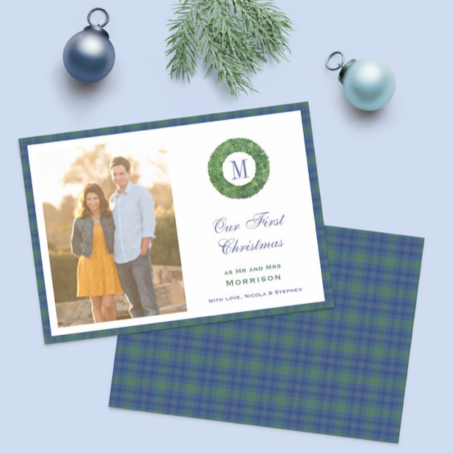 Elegant Första jul som herr och fru Monogram Julkort (Preppy Our First Christmas Monogram Wreath photo Holidays Cards with tartan backer)