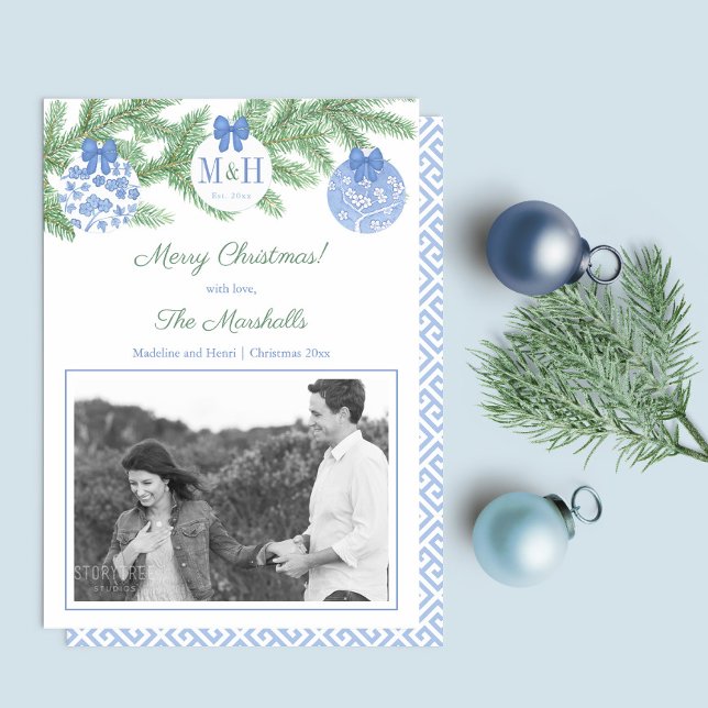 Elegant Första marristen jul Newlyweds Monogram Julkort (Merry and Married First Christmas as Mr and Mrs horizontal photo blue and white Holidays card)