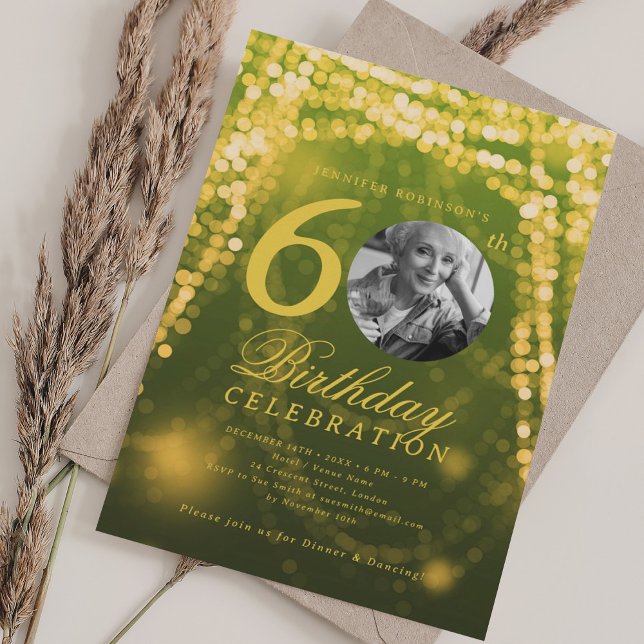 Elegant Foto 60:e födelsedagen Grönt Guld Glam Lju Inbjudningar (Elegant Photo 60th Birthday Green Gold Glam Lights Invitation)