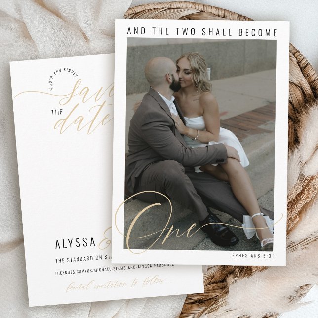 Elegant Foto Modern Typografi Kristet Bröllop Spara Datumet (Elegant simple modern Christian bible verse engagement photo gold black and white wedding invitation)