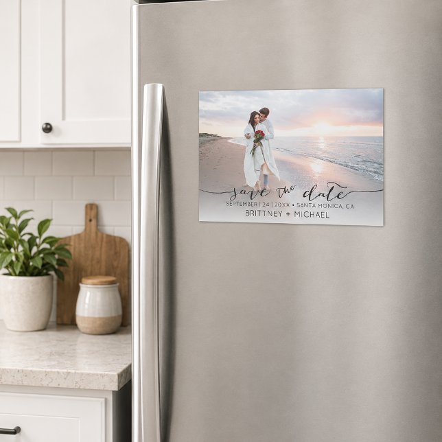 Elegant foto spara datum magnetisk inbjudningskort (Elegant save the date magnet featuring romantic handwritten script typography)