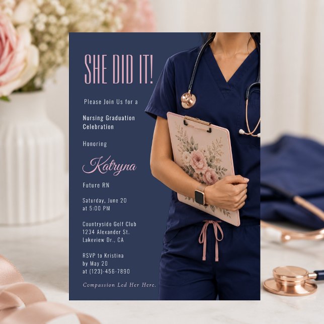 Elegant framtida RN-examensinvitation Julkort (Elegant future RN graduation invite with blush florals and modern navy medical theme)