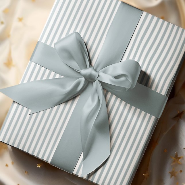 Elegant fransk blå och vit tunn randig presentpapper (Elegant Striped Wrapping in French Blue & White. Chic & Timeless. For All Occasions and  All Ages.)