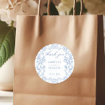 Elegant Fransk Dusty Blue Vintage bröllop Runt Klistermärke<br><div class="desc">Elegant Fransk Dusty Blue Vintage bröllop Sticker. Det här märket har en mjuk elegant stil med en böjd blå blommigt ram som känner sig tidlös. Fintvätt av blå blommigt längs sidorna ger en aning coquette stollig och naturinspirerad charm. Layouten är ren och organiserad med en centrerad justering och ett tydligt...</div>