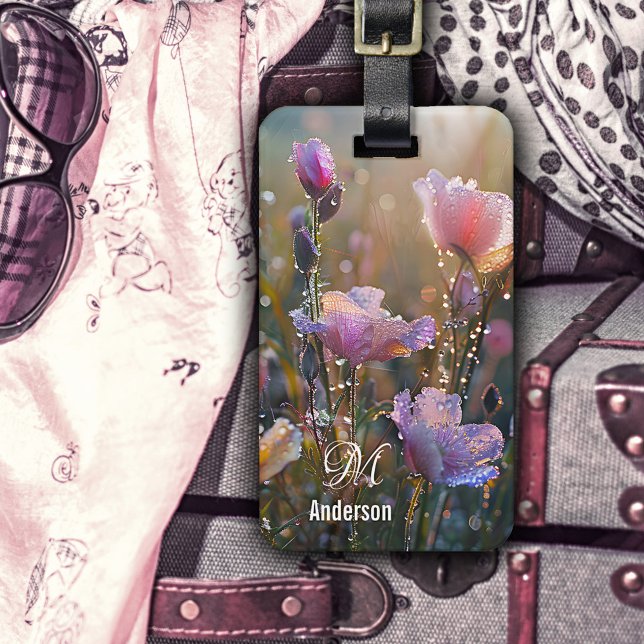 Elegant Fresh Summer Wildblommor Bagagebricka (Elegant luggage tag featuring fresh dew covered lavender summer flowers - with monogram)