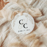 Elegant Garden Trellis Calligraphy Monogram Runt Klistermärke<br><div class="desc">Designfunktionen är en uppringd vintage-calligrafi som inspirerats av traditionellt skriptteckensnitt med klassiskt typografiskt monogram. Utformningen omfattar delikat handdragen blommigt som inspirerats av trädgårdstrellis med sammanflätat ro,  blommor och löv. Minimalistisk perfekt och elegant för traditionellt bröllop och trädgårdsbröllop.</div>