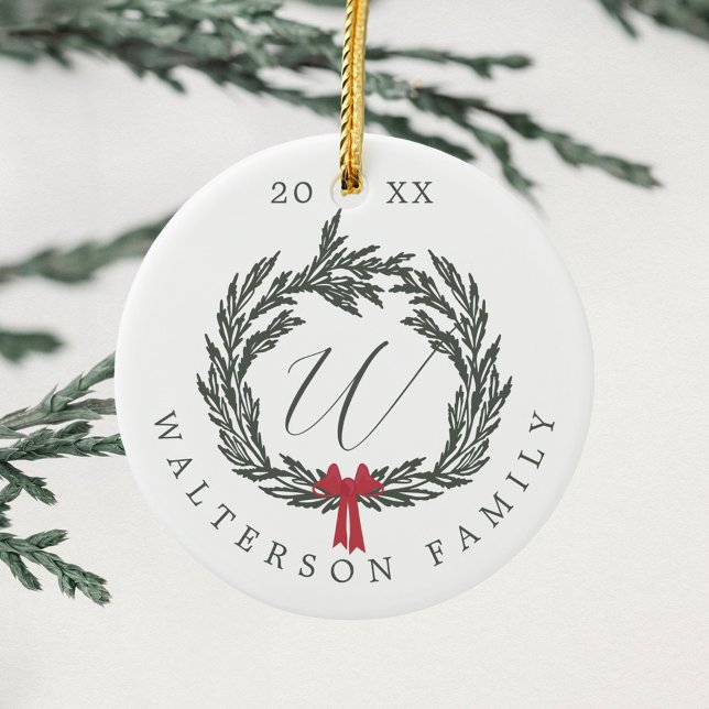 Elegant Garland Wandeland Monogram Vapensköld Foto Julgransprydnad Keramik (Elegant Winter Garland Wreath Monogram Crest Photo Ceramic Ornament (Front))