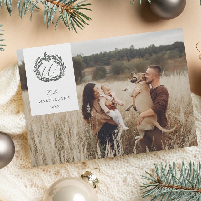 Elegant Garland Wandeland Monogram Vapensköld Foto Julkort (Elegant Winter Garland Wreath Monogram Crest Photo Holiday Card (Front))
