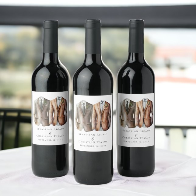 Elegant Gay Bröllop 2 Grooms i Kostym Vinflaska Etikett (Elegant Gay Wedding Two Grooms in Suits Wine Labels from Ricaso)
