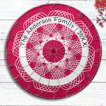 Elegant Geometric Line Art Red White-Personlig Darttavla<br><div class="desc">Öka spelrummet med den här spännande ritytan. Tavlan har en tunn geometrisk mönster i vitt på rött,  med böjt linjer som skapar en detaljerad linjedesign. Effekten är som ett schaktmatte i snöre eller en vackert symmetrisk blomma i abstrakten. Anpassa med ditt namn och året för en enskild avslutande beröring.</div>