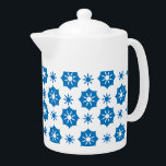 Elegant Geometrisk Blommigt blå och vit Mönster<br><div class="desc">Modern tekanna med snyggtens elegant,  geometrisk blommigt blå och vit mönster. Detta utseende kan gå till ställe och kan enkelt införlivas i många olika stilar för ditt hem,  inklusive bondgårdar,  avslappnade och informella,  eller cookout. Matchande objekt är tillgängliga. Liknande formgivningar finns också att tillgå.</div>