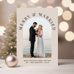 Elegant Gift med och Merry Arch-foto jul Julkort<br><div class="desc">bröllop-kort för nyfödda jular i elegant med ljustaupe-helgdag som innehåller ditt foto i en båge ram,  "Merry & Married" i klassisk serif-typografi och din Julhälsningar,  namn och året i enkel modern typografi.</div>
