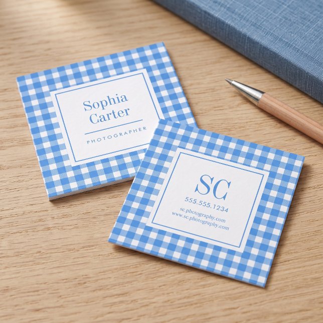 Elegant Gingham Monogram Fyrkantigt Visitkort (Simulated business cards on table)