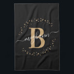 Elegant Girly Black Guld Monogram Namn-skript Kökshandduk<br><div class="desc">Grått, elegant, modern, svart och guld monogram första namn-manushandduk för anpassningsbar med monogrammerad kökshandduk. Med ett inledande mongram och ett giftigt namn-skript i ett handskrivet calligraphy-tecken byts svan-typsnitt ut och den prickade cirkeln ram runt ditt monogram. Perfekt feminin gåva till syster, mor, flickvän, födelsedag, bröllop, möhippa, söt 16 födelsedagsfest, eller...</div>