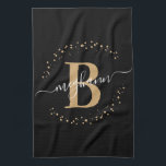 Elegant Girly Black Guld Monogram Namn-skript Kökshandduk<br><div class="desc">Grått, elegant, modern, svart och guld monogram första namn-manushandduk för anpassningsbar med monogrammerad kökshandduk. Med ett inledande mongram och ett giftigt namn-skript i ett handskrivet calligraphy-tecken byts svan-typsnitt ut och den prickade cirkeln ram runt ditt monogram. Perfekt feminin gåva till syster, mor, flickvän, födelsedag, bröllop, möhippa, söt 16 födelsedagsfest, eller...</div>