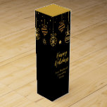 Elegant Glad helg Black Guld Anpassningsbar Busine Presentask För Vinflaska<br><div class="desc">Anpassa dina företagspresentationer i chicen med det här kursiva skript som används i elegant guld under en bild av julprydnader. Elegantens typografi på den moderna svarta vin-lådan ger anpassningsbarnas företag Julklapp en klassmässig beröring. Anpassa den här presenten till ditt företag namn.</div>