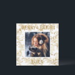 Elegant Glad & Ljusstark Foto Guld Vintage Julkort<br><div class="desc">Elegant vintage-mönster Glad & Ljusstark typografi.  En vacker broderad slitna design med ditt favoritfoto i mitten.  Personliggör med ditt meddelande och namn på baksidan.  Det perfekta högtids-kortet.</div>