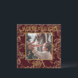 Elegant Glad & Ljusstark Foto Röd Guld Vintage Julkort<br><div class="desc">Elegant vintage röd med guldbroderi mönster Glad & Ljusstark typografi.  En vacker broderi sliten design med ditt favoritfoto i mitten.  Personifiera med ditt meddelande och namn på baksidan.  Det perfekta högtidskortet.</div>