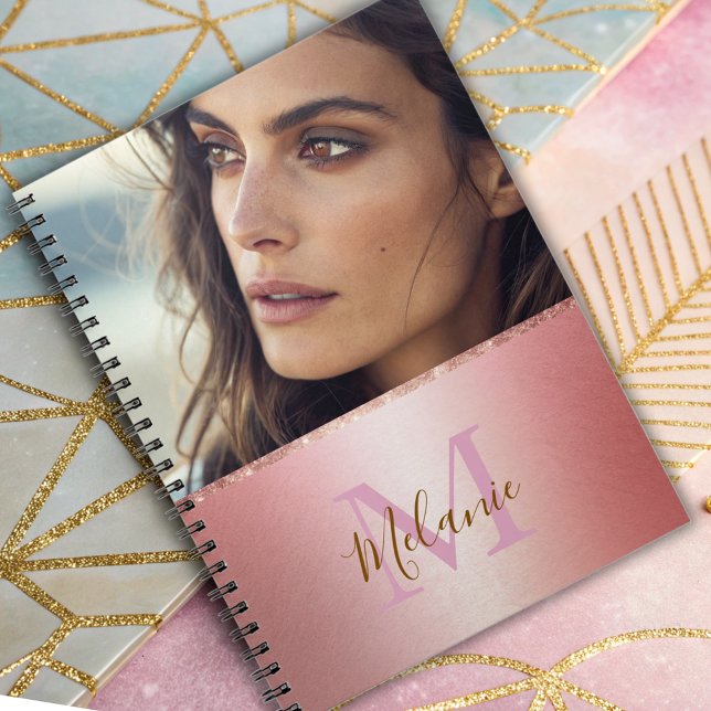 Elegant glitter rosa metall glam monogram anteckningsbok (Skapare uppladdad)