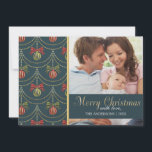 Elegant God jul Family Photo Julkort<br><div class="desc">Ett gyllene och djupblått dammmönster i eleganten på bakgrunden med ditt favoritfoto och en söt andedräkt som illustration. Skriven "God jul" i brev i guldgruvan.</div>