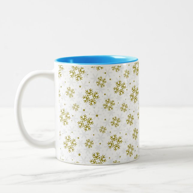 Elegant Gold Snowflake Winter Pattern Två-Tonad Mugg (Vänster)
