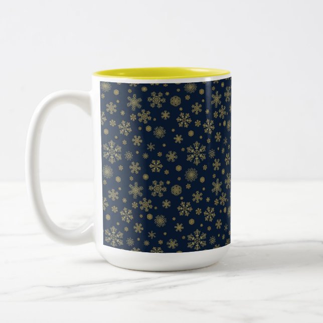 Elegant Gold Snowflake Winter Pattern Två-Tonad Mugg (Vänster)