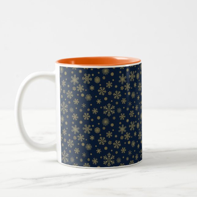 Elegant Gold Snowflake Winter Pattern Två-Tonad Mugg (Vänster)