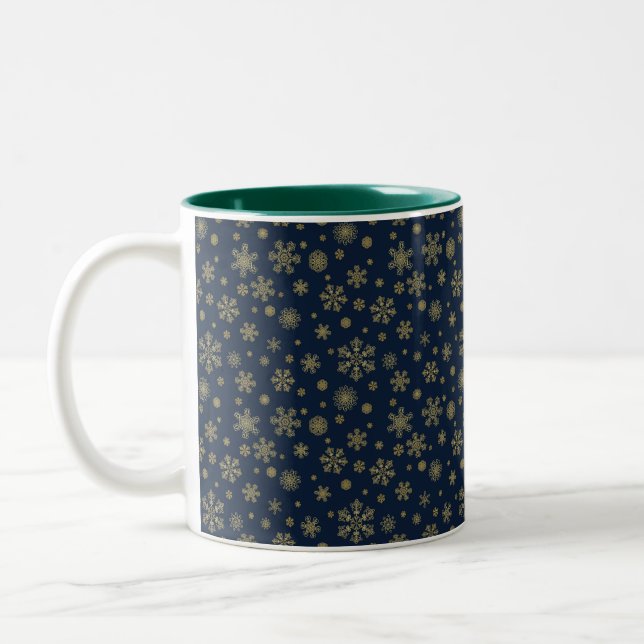 Elegant Gold Snowflake Winter Pattern Två-Tonad Mugg (Vänster)