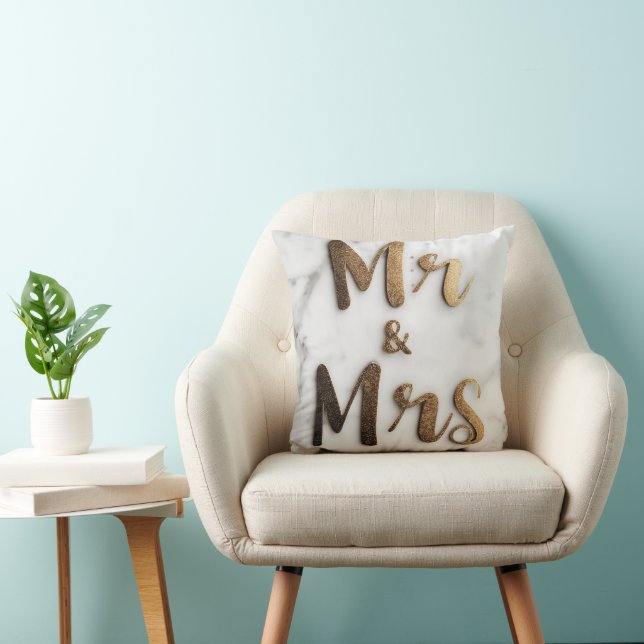 Elegant Golden Glitter "Mr & Mrs" på en Marble Bac Kudde (Stol)